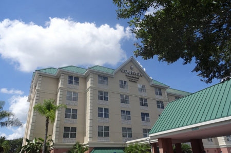 Country-Inn-and-Suites-Orlando-day-exterior